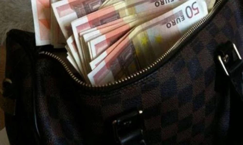 Βρήκε και παρέδωσε τσάντα με 15.000 ευρώ - Άνεργη η ίδια και ο σύζυγός της